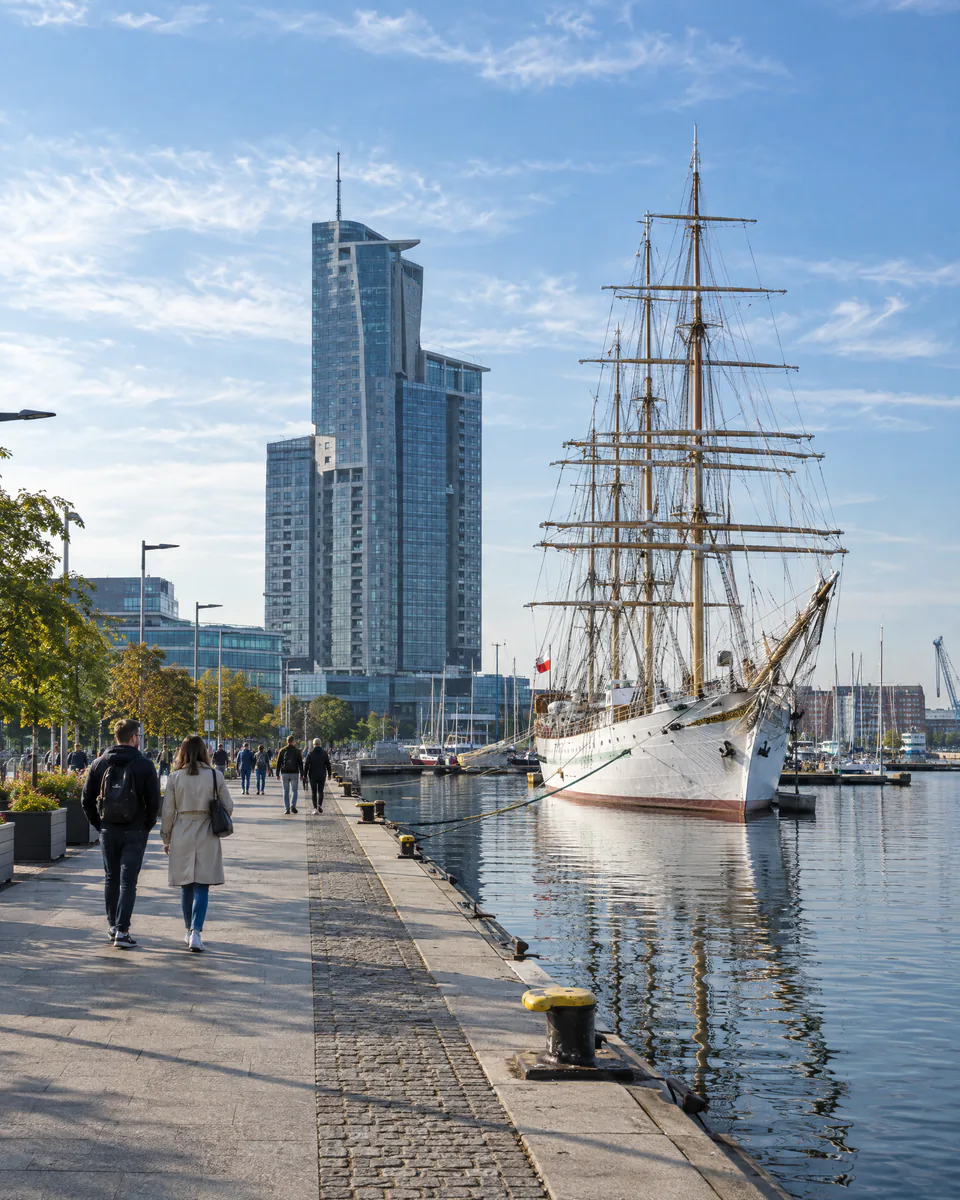 Skwer Kościuszki w Gdyni z wieżowcem Sea Towers i Darem Pomorza