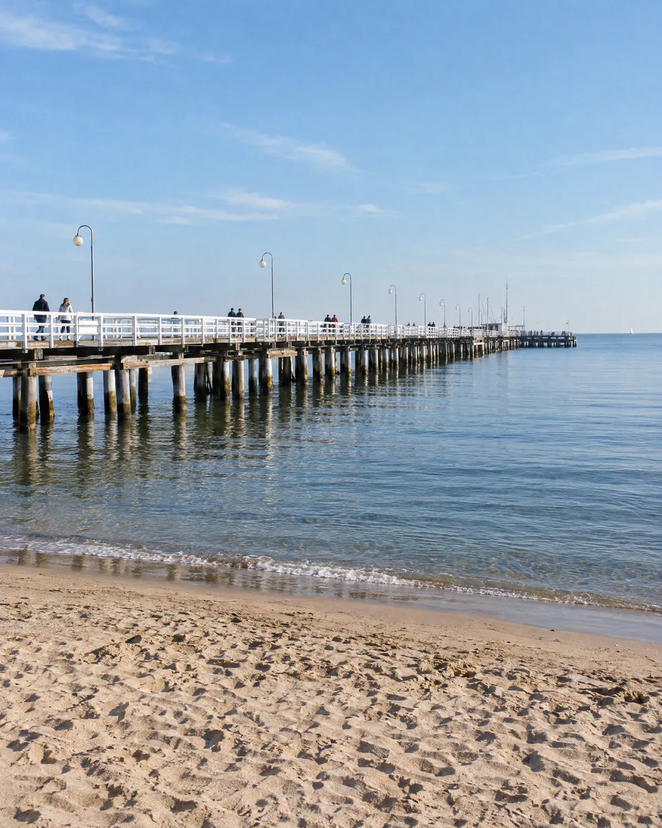 Molo w Sopocie widziane z plaży